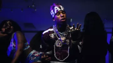 Bonnet Bape Purple Big Logo Color Camo porté par NLE Choppa dans NLE Choppa - Gang Baby (Clip Officiel)