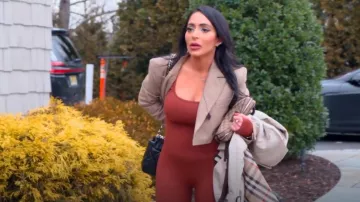 Gabardina con cinturón de Burberry usada por Angelina Pivarnick en Jersey Shore: Vacaciones familiares (T07E20)