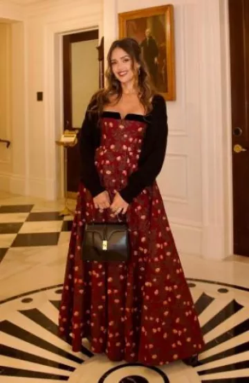 Agua by Agua Bendita Jaspe Sueño Vestido largo bordado de algodón elástico usado por Jessica Alba en la 47ª Conferencia Anual de Liderazgo del Instituto del Caucus Hispano del Congreso el 18 de septiembre de 2024