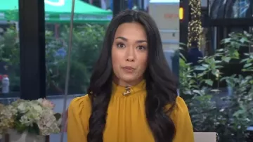 1. Top court découpé à col montant d’État porté par Emilie Ikeda comme on le voit dans Today le 9 octobre 2024