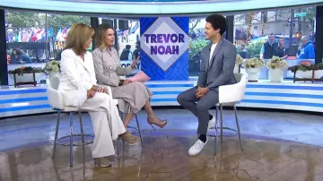 Sneex The Icon Sneaker Heel en Oyster porté par Hoda Kotb comme on le voit dans Today le 9 octobre 2024