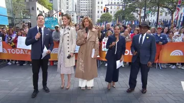 Blazer Banana Republic Icon en Preppy Navy porté par Sheinelle Jones comme on le voit dans Today le 9 octobre 2024