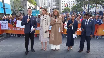 Cinq a Sept Astrid Gabardina bordada con flores en plata caqui usada por Hoda Kotb como se ve en Today el 9 de octubre de 2024