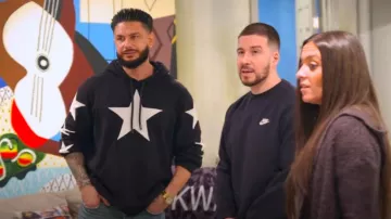 Nike Club Graphic Fleece Crew para hombre usado por Vinny Guadagnino como se ve en Jersey Shore: Family Vacation (T07E20)