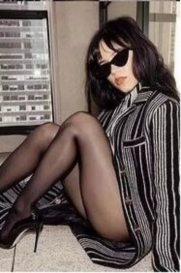 Le Specs Las últimas gafas de sol Lolita usadas por Jenna Ortega en Nueva York el 18 de septiembre de 2024