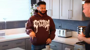 Sweat à capuche Revenge St. Michaels porté par DJ Pauly D tel qu’on le voit dans Jersey Shore : Family Vacation (S07E21)