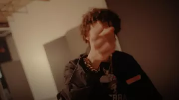 Camiseta adornada con estrella de cristal negro de la marca púrpura usada por Luh Tyler en Luh Tyler - Been Working [Video musical oficial]