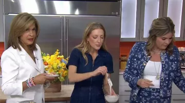 Free People Jayde Denim Flared Leg Jumpsuit porté par Sarah Fennel comme on le voit dans Today with Hoda & Jenna le 9 octobre 2024