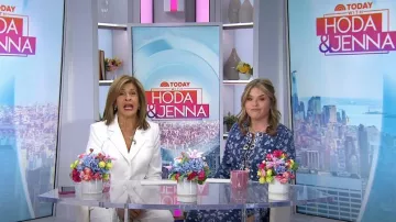 Veste Cara Cara Livi en Blue Rita Tile portée par Jenna Bush Hager comme on le voit dans Today with Hoda & Jenna le 9 octobre 2024