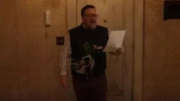 Howard Morris (Michael Cyril Creighton) usa un chaleco de suéter de pato en el episodio 4 de la temporada 4