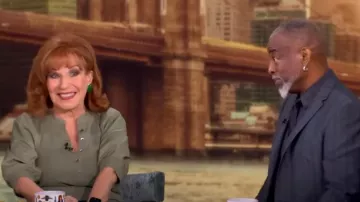 Top Veronica Beard Coralee porté par Joy Behar comme on le voit dans The View le 3 octobre 2024