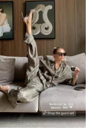 Pantalon en soie Gucci Gg Supreme porté par Leonie Hanne sur sa Story Instagram le 20 septembre 2024