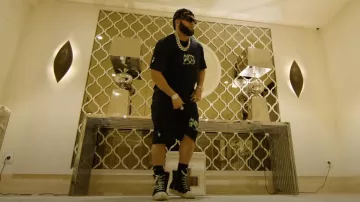 Rick Owens Baskets Strobe montantes en fourrure noire portées par El Alfa dans El Alfa « El Jefe » - RIKITAN | Vidéo Officielle