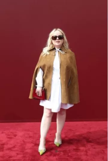 Escarpin Gucci avec chaîne en cristal porté par Nicola Coughlan au défilé Gucci le 20 septembre 2024