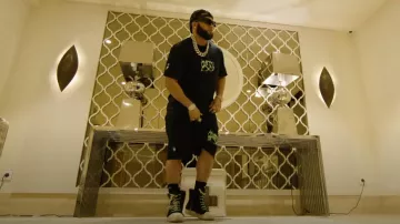 Short de survêtement noir Givenchy avec logo Infinity pulvérisé porté par El Alfa dans El Alfa « El Jefe » - RIKITAN | Vidéo Officielle