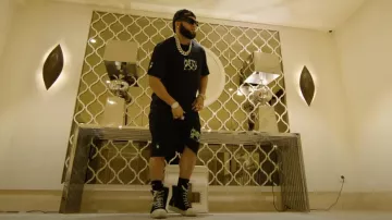 Givenchy T-shirt noir avec logo Infinity peint porté par El Alfa dans El Alfa « El Jefe » - RIKITAN | Vidéo officielle