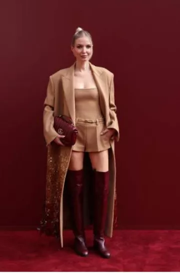 Sac Gucci Gg Milano Small Top Handle porté par Leonie Hanne au défilé Gucci le 20 septembre 2024
