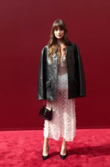 Mini sac à bandoulière Gucci Jackie Notte porté par Dakota Johnson au défilé Gucci le 20 septembre 2024