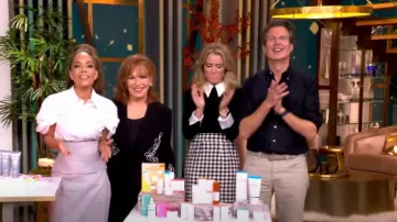 Pull à col Alice + Olivia Porla porté par Sara Haines comme on le voit dans The View le 4 octobre 2024