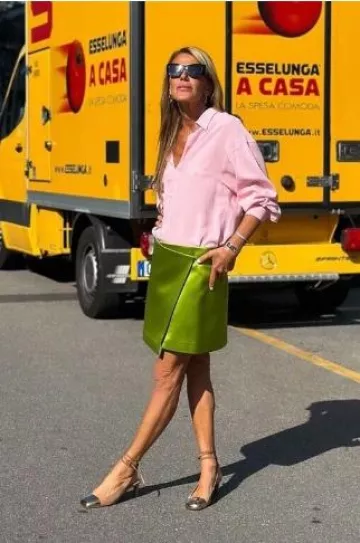 Philosophy di Lorenzo Serafini Duchess Mini-jupe en satin Warne par Anna dello Russo This is Philosophy di Lorenzo Serafini Show le 19 septembre 2024