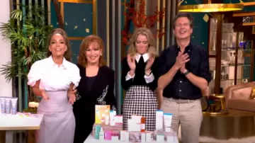 Falda de dos piezas de Jane Wade usada por Sunny Hostin como se ve en The View el 4 de octubre de 2024