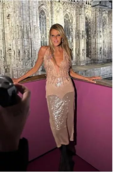 Les cuissardes Attico Cheopissima portées par Anna Dello Russo aux Latin American Fashion Awards le 19 septembre 2024