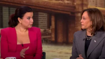 Blusa de crepé con paneles de Samuele usada por Ana Navarro como se ve en The View el 8 de octubre de 2024