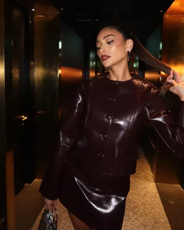 Minifalda recubierta de H&M usada por Shay Mitchell en su historia de Instagram el 13 de septiembre de 2024