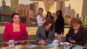 Pantalones acampanados de crepé Alexa usados por Ana Navarro como se ve en The View el 8 de octubre de 2024