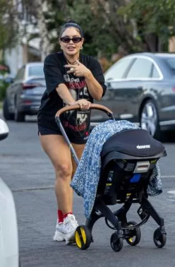 Camiseta de Silence of the Lambs Stopped Screaming usada por Vanessa Hudgens en Los Ángeles el 13 de septiembre de 2024