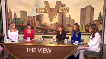 Pantalones bootcut de Alexander McQueen usados por Alyssa Farah como se ve en The View el 8 de octubre de 2024