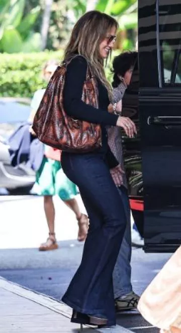 Veronica Beard Sheridan High Rise Flare Jeans porté par Jennifer Lopez à l’hôtel Beverly Hills le 14 septembre 2024
