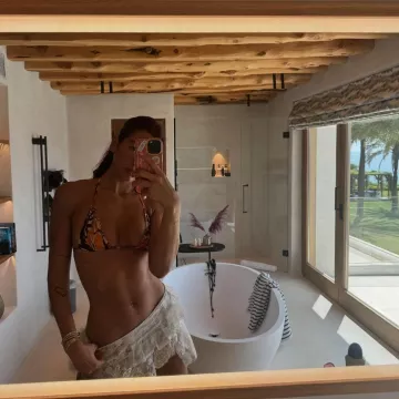 Top de bikini de rata y boa majorelle usado por Dua Lipa en su Instagram el 25 de agosto de 2024
