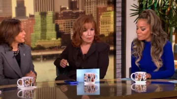 Vestido largo de crepé plisado con paneles de Sergio Hudson usado por Sunny Hostin como se ve en The View el 8 de octubre de 2024