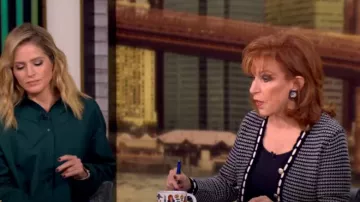 Elie Tahari Le cardigan Alta porté par Joy Behar vu dans The View le 9 octobre 2024