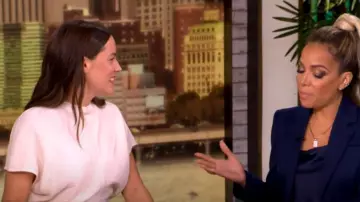 Totême Off-White Slouch Waist Maxi Dress portée par Riley Keough comme on le voit dans The View le 9 octobre 2024