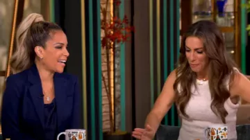 Top de punto sin mangas Staud Aerin usado por Alyssa Farah visto en The View el 9 de octubre de 2024