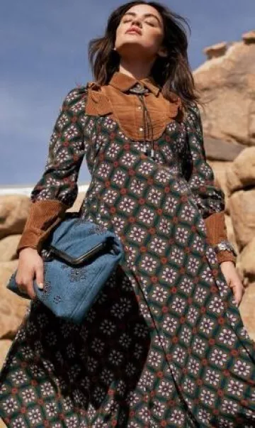 Weekend Max Mara Bolso Pasticcino de estilo clutch de denim bordado grande usado por Lucy Hale en la colección Weekend Max Mara X Lucy Hale el 10 de septiembre de 2024