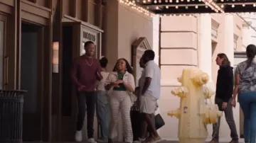 Camisa oversize de rayas de Topshop en neutro usada por Janine Teagues (Quinta Brunson) como se ve en Abbott Elementary (S04E01)