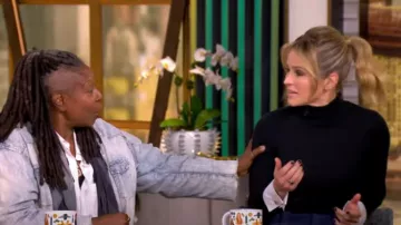 Suéter con puños de popelina L'Agence Flora usado por Sara Haines visto en The View el 10 de octubre de 2024
