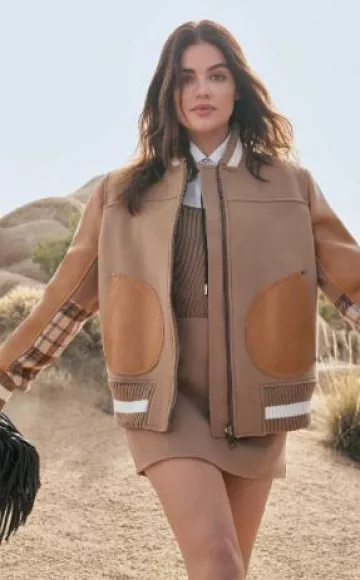 Chaqueta bomber de lana, terciopelo y cuero Weekend Max Mara usada por Lucy Hale en la colección Weekend Max Mara X Lucy Hale el 10 de septiembre de 2024