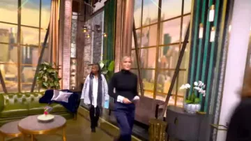 Pantalon utilitaire Simkhai Carolina porté par Sara Haines comme on le voit dans The View le 10 octobre 2024