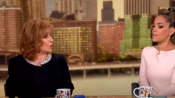 Cinq a Sept Bobby Jacket usada por Joy Behar como se ve en The View el 10 de octubre de 2024