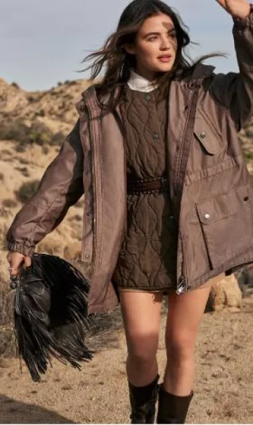 Cinturón de cuero con tachuelas Weekend Max Mara usado por Lucy Hale en la colección Weekend Max Mara X Lucy Hale el 10 de septiembre de 2024