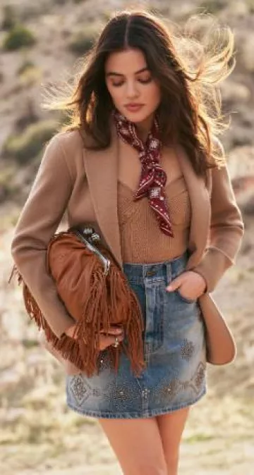 Pañuelo de seda Weekend Max Mara con estampado y detalle de bordado en rubí usado por Lucy Hale en la colección Weekend Max Mara X Lucy Hale el 10 de septiembre de 2024