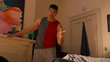 Camiseta sin mangas Asos Design Muscle Fit en color rojo y gris usada por Vince Ingram (Ioane Saula) como se ve en Bump (S04E06)