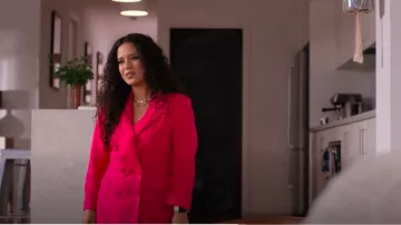 Sandro Pink Blazer worn by Rosa Flores (Paula Garcia) as seen in Bump (S04E06)