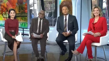 Cinq a Sept Kerry Pant en Candy Apple usado por Christine Romans como se ve en Today el 10 de octubre de 2024