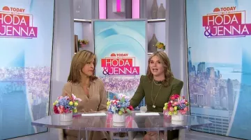 Robe midi plissée sur le devant Sergio Hudson portée par Jenna Bush Hager, comme on le voit dans Today with Hoda & Jenna le 10 octobre 2024