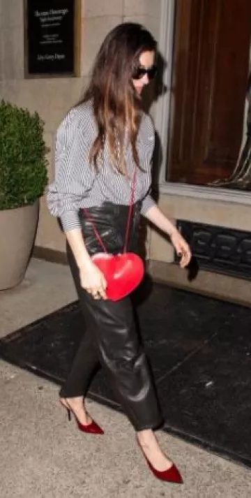 Bolso de hombro de cuero Alaïa Le Coeur usado por Anne Hathaway en la ciudad de Nueva York el 9 de septiembre de 2024
